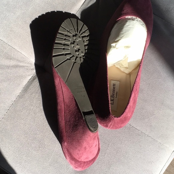 NWOT Burgundy Suede Wedges - Picture 4 of 4